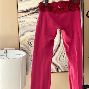 Size 4 red wunderunder reversible Lulu leggings